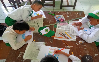 Hemat Energi melalui Pembuatan Poster Kreatif di Kelas 4