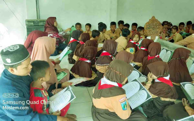 Pembiasaan Setiap Jumat Legi: Istighosah Bersama di Makam Para Pendiri Yayasan Darul Ulum I Kalisat