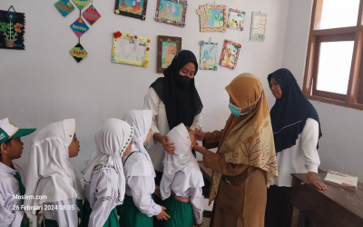 Pekan Imunisasi Nasional: Upaya Puskesmas Rembang dalam Pemberian Obat Tetes kepada Siswa Kelas 1 dan 2 MI Darul Ulum I Kalisat