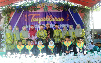 Kegiatan Tasyakkuran dan Pisah Kenang di RA - MI Darul Ulum I Kalisat